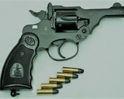 IOF 32 Revolver with S&W (L) cartridges (Anupam Kamal, Public domain, via Wikimedia Commonshttps://commons.wikimedia.org/wiki/File:IOF-32-REV-1.JPG)